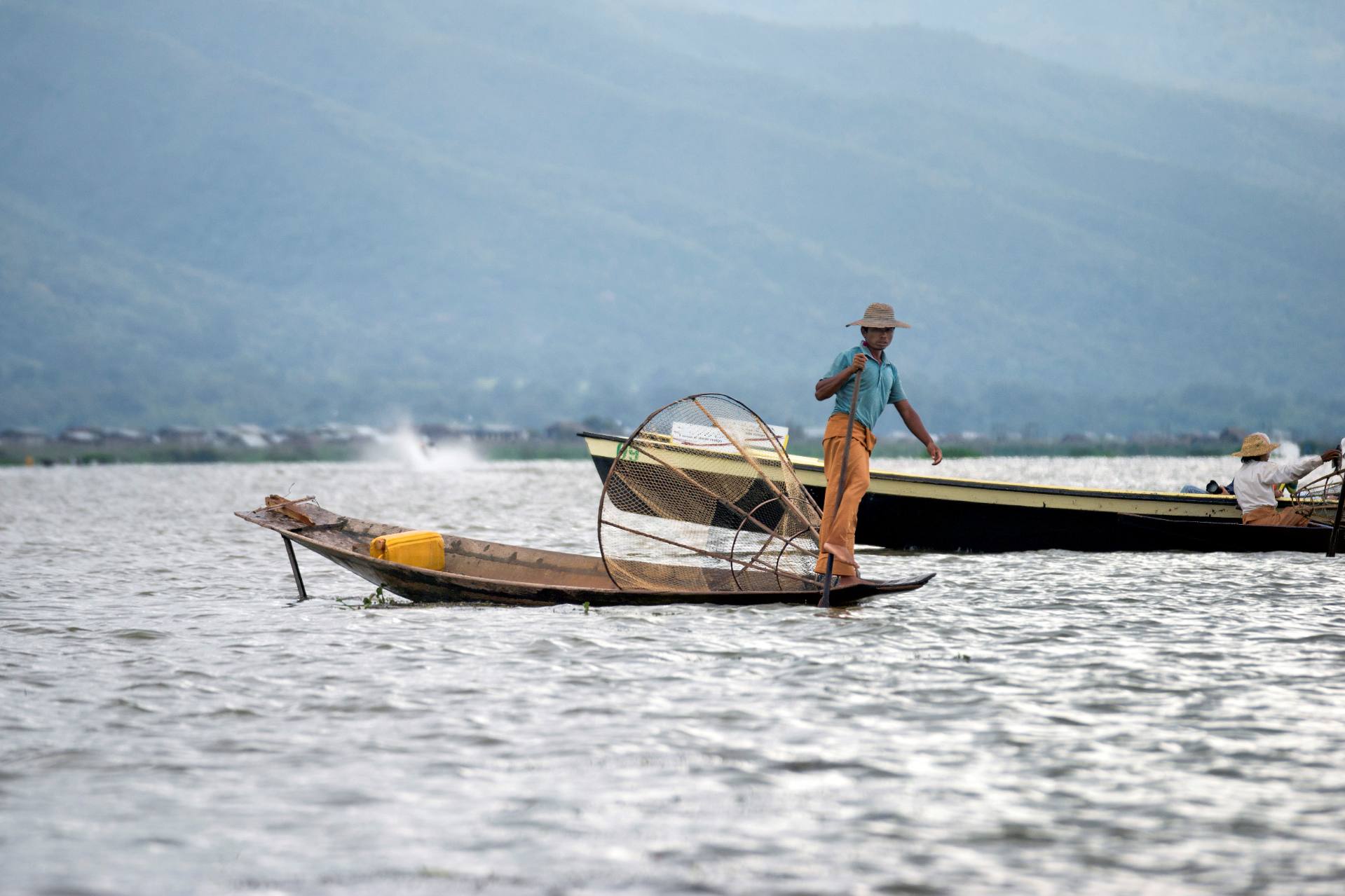 Fischer, die mit ihren Beinen rudern. Einige von ihnen sind offensichtlich vom Touristenbüro angeheuert worden, um den Touristen folkloristische Fotomotive zu bieten.
